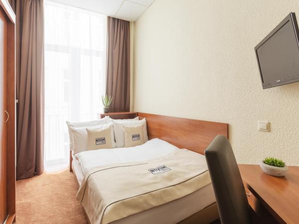 Hotel Hamburg Stadtzentrum : photo 2 de la chambre chambre lit queen-size avec salle de bains commune 