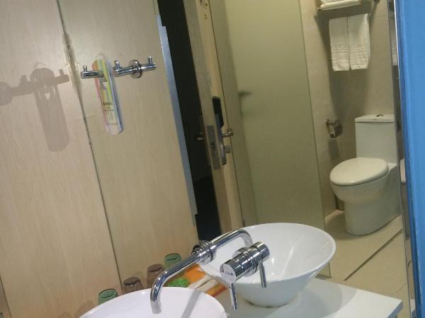 Colour Inn - She Kou Branch : photo 6 de la chambre chambre lit queen-size deluxe