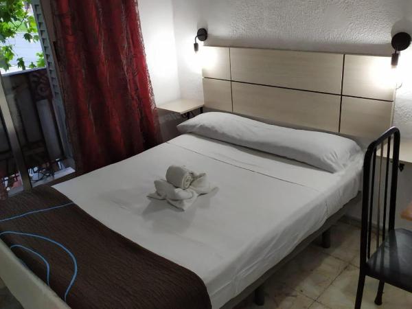 Pensión Rivera : photo 6 de la chambre chambre double ou lits jumeaux avec salle de bains commune et balcon