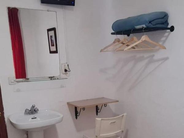 Pensión Rivera : photo 7 de la chambre chambre double ou lits jumeaux avec salle de bains commune et balcon