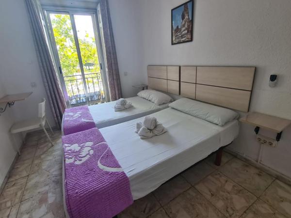 Pensión Rivera : photo 1 de la chambre chambre double ou lits jumeaux avec salle de bains commune et balcon