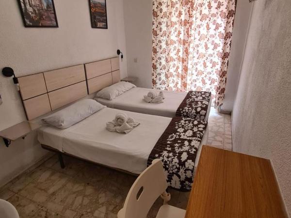 Pensión Rivera : photo 8 de la chambre chambre double ou lits jumeaux avec salle de bains commune et balcon