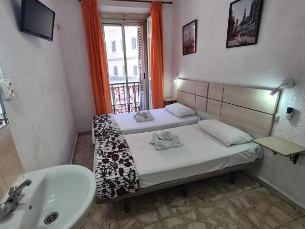 Pensión Rivera : photo 9 de la chambre chambre double ou lits jumeaux avec salle de bains commune et balcon