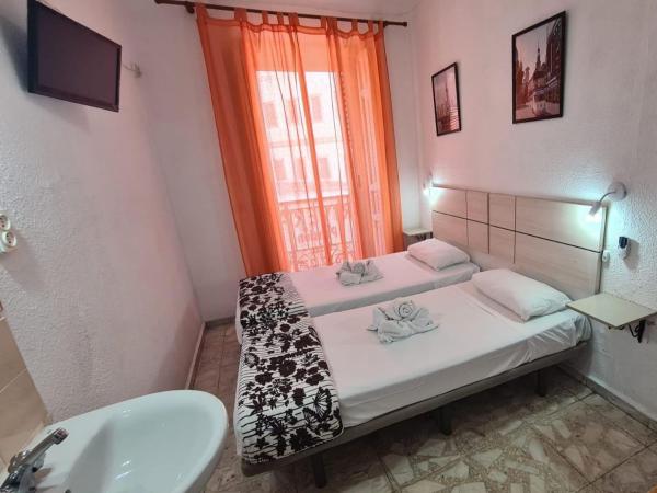 Pensión Rivera : photo 10 de la chambre chambre double ou lits jumeaux avec salle de bains commune et balcon