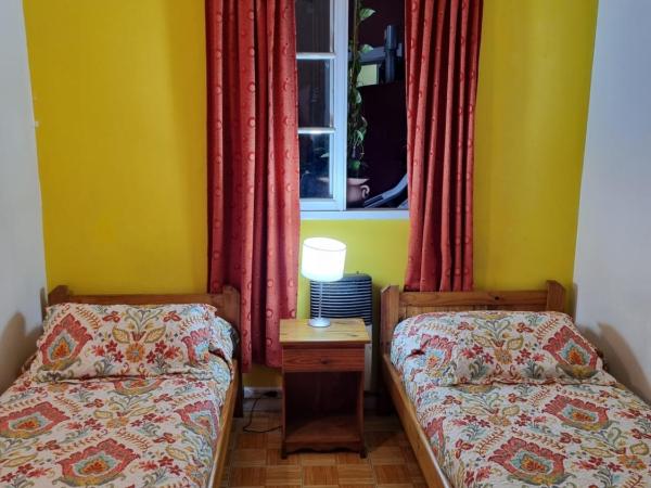 Hostel Estoril : photo 1 de la chambre chambre lits jumeaux avec salle de bains