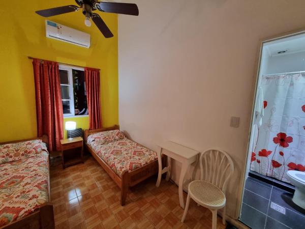 Hostel Estoril : photo 2 de la chambre chambre lits jumeaux avec salle de bains