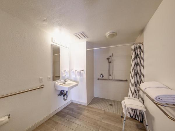 Inn at Venice Beach : photo 4 de la chambre hébergement avec 2 lits queen-size et douche accessible en fauteuil roulant - accessible aux personnes à mobilité réduite