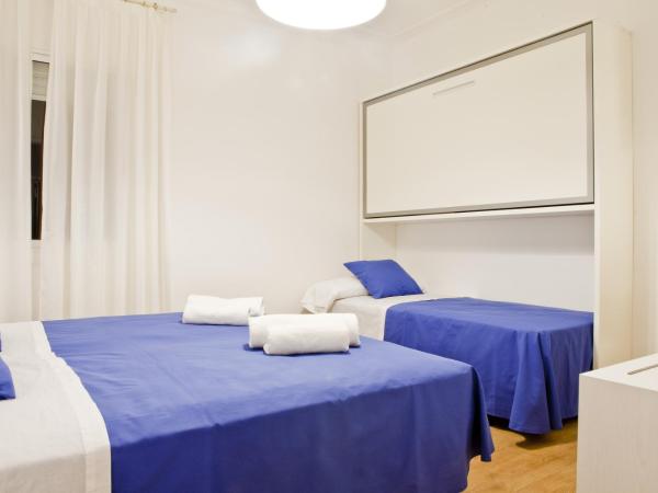 Blue Barcelona : photo 6 de la chambre chambre quadruple avec salle de bains commune