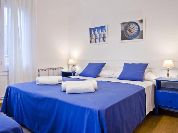 Blue Barcelona : photo 1 de la chambre chambre triple avec salle de bains commune