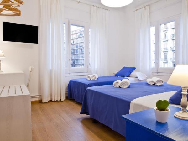 Blue Barcelona : photo 7 de la chambre chambre triple avec salle de bains commune