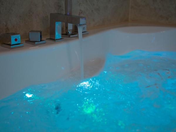 Alpha & Omega Hotel : photo 6 de la chambre suite deluxe avec baignoire spa
