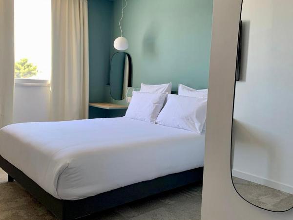 Golden Tulip Martigues Provence : photo 3 de la chambre chambre standard avec 1 lit queen-size