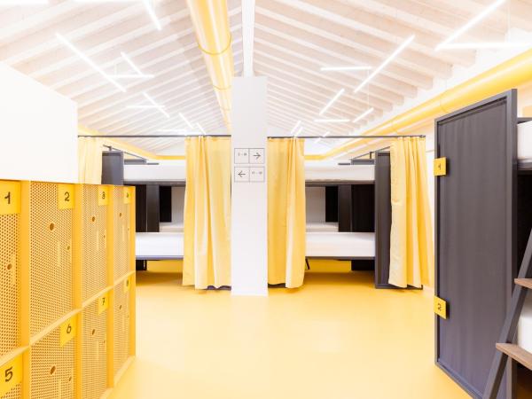 Nomad Hostel : photo 1 de la chambre lit superposé dans dortoir mixte de 32 lits