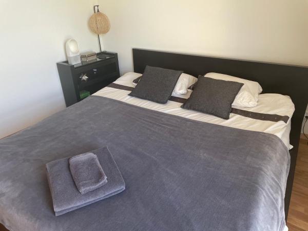 Private Bedroom and Bathroom in shared appartment : photo 3 de la chambre chambre lit queen-size deluxe