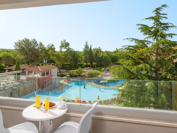 Residence Garden Istra Plava Laguna : photo 8 de la chambre chambre familiale supérieure avec balcon - côté piscine