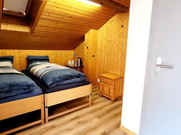 Hotel Tell and Apartments : photo 1 de la chambre chambre lits jumeaux avec balcon