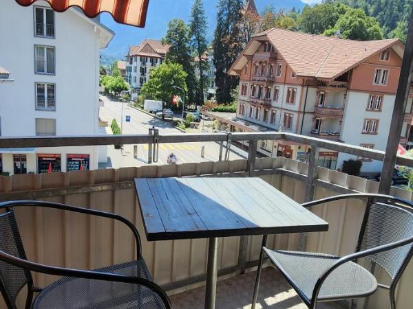 Hotel Tell and Apartments : photo 2 de la chambre chambre lits jumeaux avec balcon