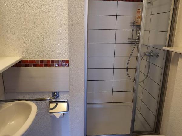 Hotel Tell and Apartments : photo 4 de la chambre chambre lits jumeaux avec balcon