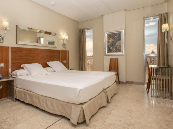 Gran Hotel Corona Sol : photo 1 de la chambre chambre lits jumeaux - vue sur ville