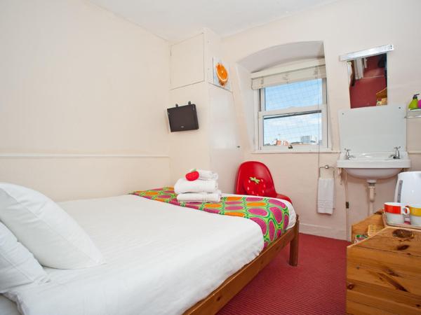 Strawberry Fields : photo 3 de la chambre petit hébergement double mansardé avec salle de bains commune