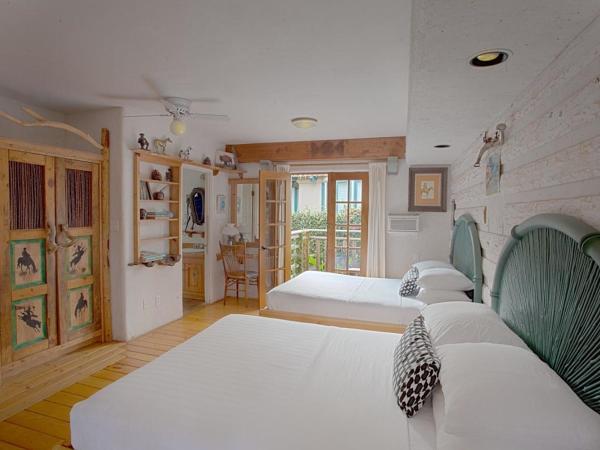 Les Artistes Inn : photo 1 de la chambre hébergement avec 2 lits doubles et terrasse - vue sur jardin
