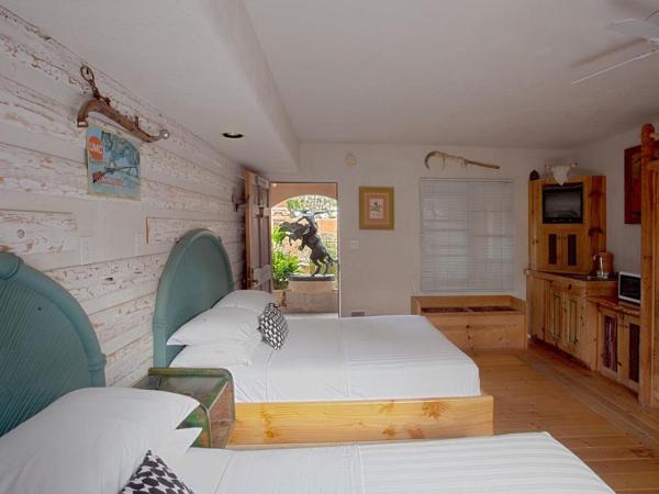 Les Artistes Inn : photo 7 de la chambre hébergement avec 2 lits doubles et terrasse - vue sur jardin