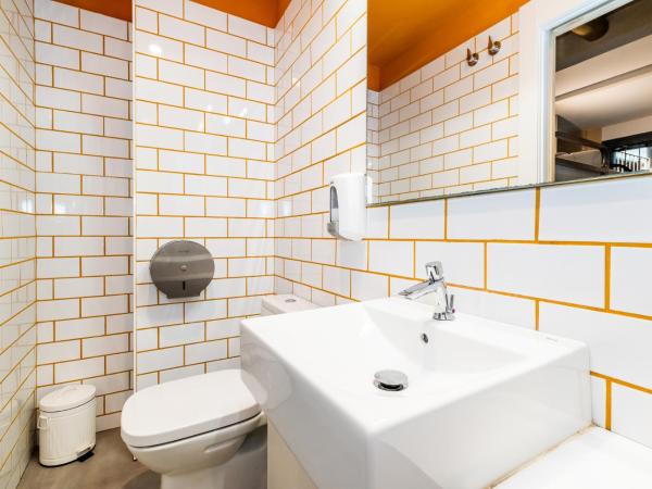 Hostel Carlota Braun : photo 8 de la chambre chambre familiale avec salle de bains privative