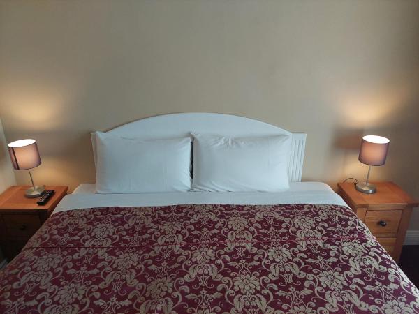 Parkway Guesthouse : photo 4 de la chambre chambre double avec salle de bains privative