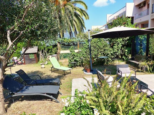 Rez de villa Aspretto Lazaret : photo 10 de la chambre appartement - vue sur jardin