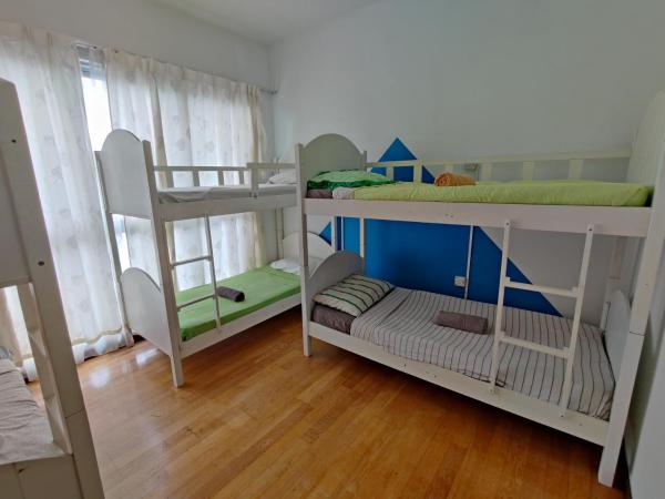 StarsBed KLCC Skyview Roof Pool Hostel : photo 1 de la chambre lit superposé dans dortoir mixte