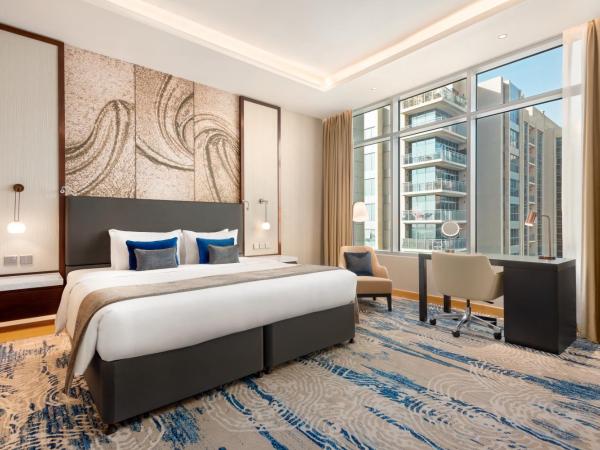 Wyndham Dubai Deira : photo 6 de la chambre chambre lit king-size deluxe - vue sur plaza - navette gratuite vers plage de kite beach, centre commercial dubai mall/gratte-ciel burj khalifa - 25 % de réduction sur nourriture et boissons et spa