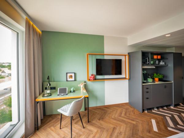 LOGINN Hotel Berlin Airport : photo 5 de la chambre appartement