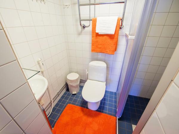 Forenom Hostel Espoo Otaniemi : photo 7 de la chambre chambre lits jumeaux avec salle de bains commune