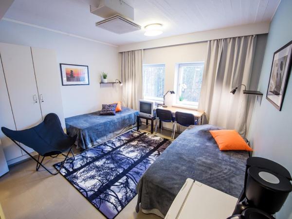 Forenom Hostel Espoo Otaniemi : photo 6 de la chambre chambre lits jumeaux avec salle de bains commune