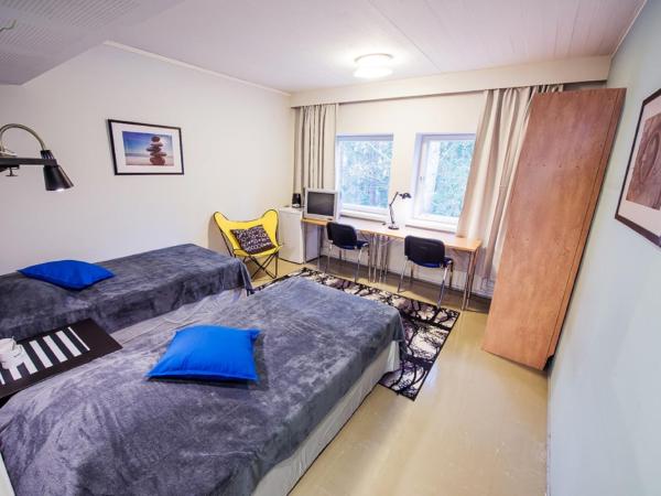 Forenom Hostel Espoo Otaniemi : photo 4 de la chambre chambre lits jumeaux avec salle de bains commune