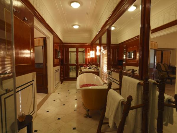 The Raj Palace (Small Luxury Hotels of the World) : photo 4 de la chambre suite - vue sur jardin