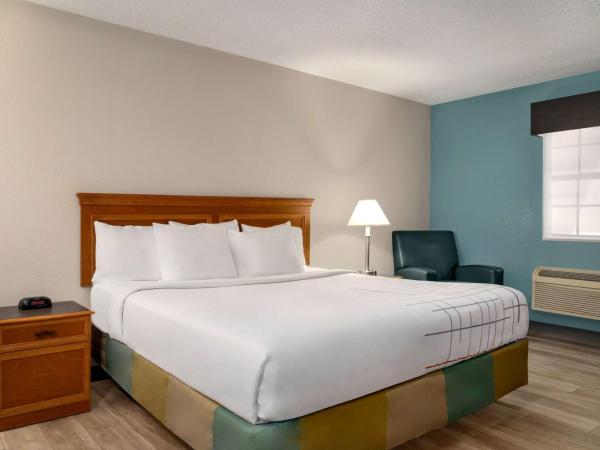 La Quinta Inn by Wyndham Columbus Airport Area : photo 1 de la chambre chambre lit king-size - accessible aux personnes à mobilité réduite