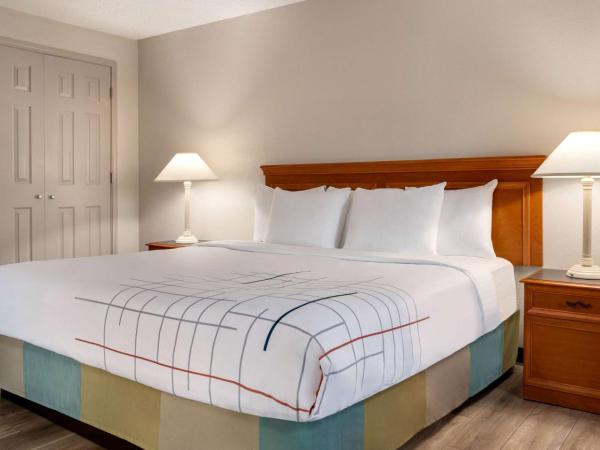 La Quinta Inn by Wyndham Columbus Airport Area : photo 3 de la chambre suite lit king-size – non-fumeurs