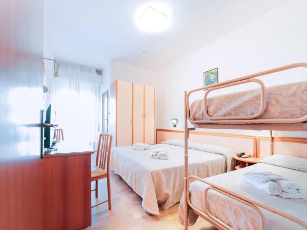 Mantovani Hotel Murano & Mariù : photo 3 de la chambre chambre triple Économique avec balcon