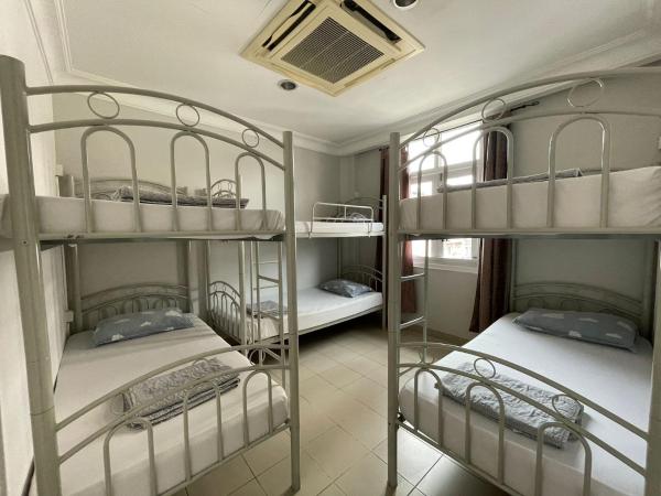 Snooze Inn @Dickson Road : photo 1 de la chambre chambre familiale 6 lits avec salle de bains privative