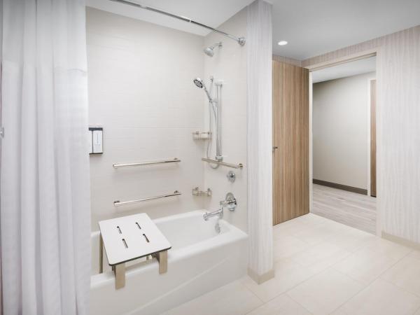 Hyatt Place Panama City Beach - Beachfront : photo 6 de la chambre chambre 2 lits queen-size avec canapé-lit et douche accessible en fauteuil roulant - accessible aux personnes à mobilité réduite