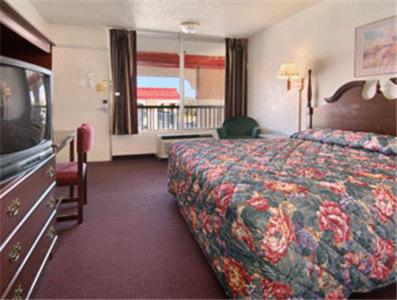 Super 8 by Wyndham Oklahoma Fairgrounds : photo 1 de la chambre chambre lit king-size - fumeurs