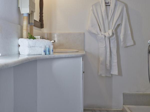 Cori Rigas Suites : photo 6 de la chambre suite senior avec bain à remous et terrasse avec vue sur la caldeira
