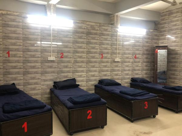 Charyana Backpackers : photo 6 de la chambre lit simple dans dortoir pour hommes avec salle de bains commune