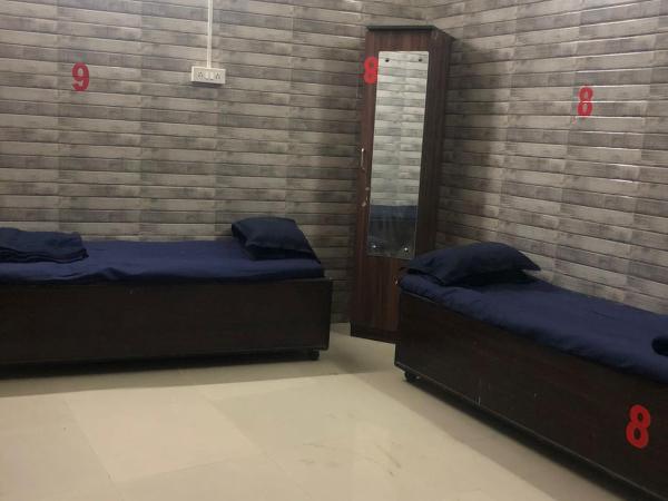 Charyana Backpackers : photo 5 de la chambre lit simple dans dortoir pour hommes avec salle de bains commune