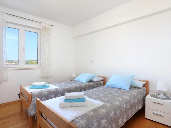 Apartments and rooms with parking space Rogoznica - 19786 : photo 4 de la chambre appartement 2 chambres avec terrasse et vue sur la mer