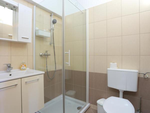 Apartments and rooms with parking space Rogoznica - 19786 : photo 6 de la chambre appartement 2 chambres avec terrasse et vue sur la mer