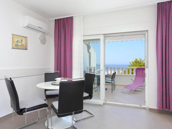 Apartments and rooms with parking space Rogoznica - 19786 : photo 9 de la chambre appartement 2 chambres avec terrasse et vue sur la mer