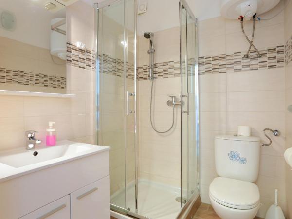 Apartments and rooms with parking space Rogoznica - 19786 : photo 4 de la chambre appartement 1 chambre avec balcon et vue sur mer