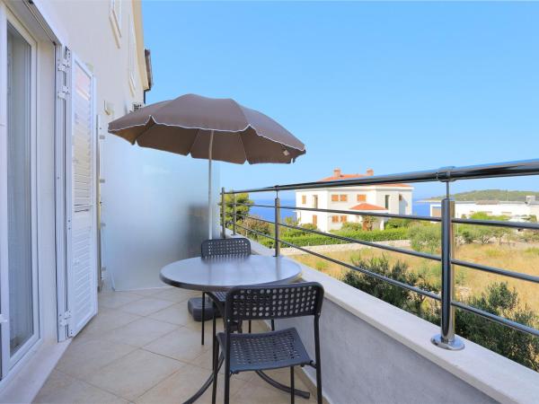 Apartments and rooms with parking space Rogoznica - 19786 : photo 8 de la chambre appartement 1 chambre avec balcon et vue sur mer